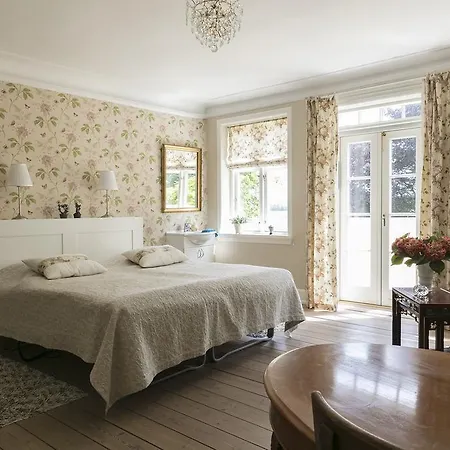 Tiendegaarden Mons Klint Bed & Breakfast