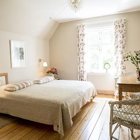 Tiendegaarden Mons Klint Bed & Breakfast 2*